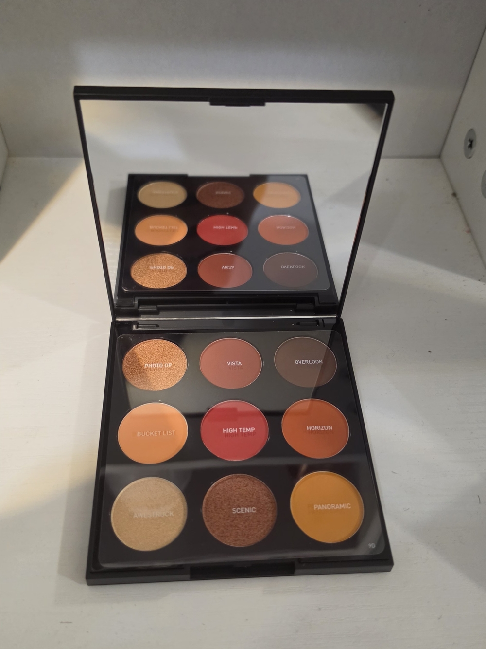 Warm Tones Eyeshadow Palette - Red & Orange Shades